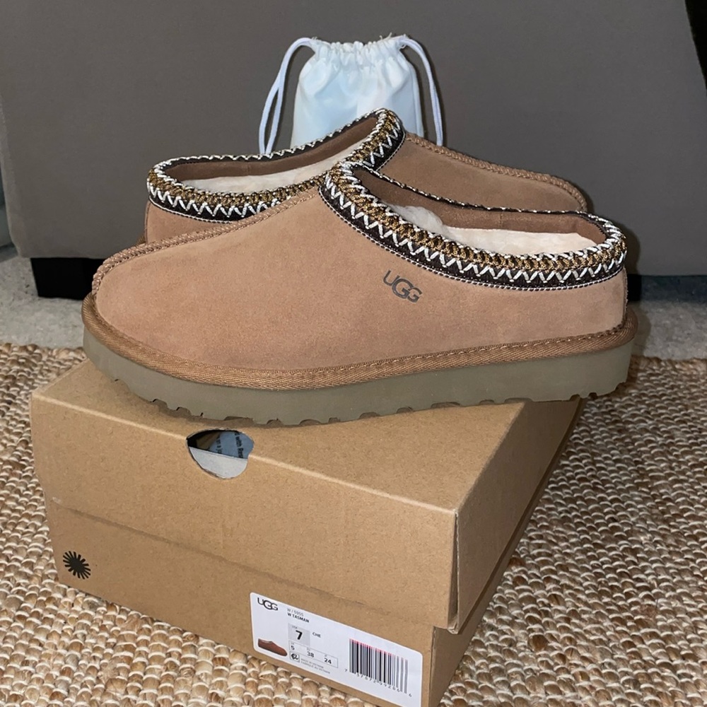 Ugg Tasman Slipper - size 7 in chestnut